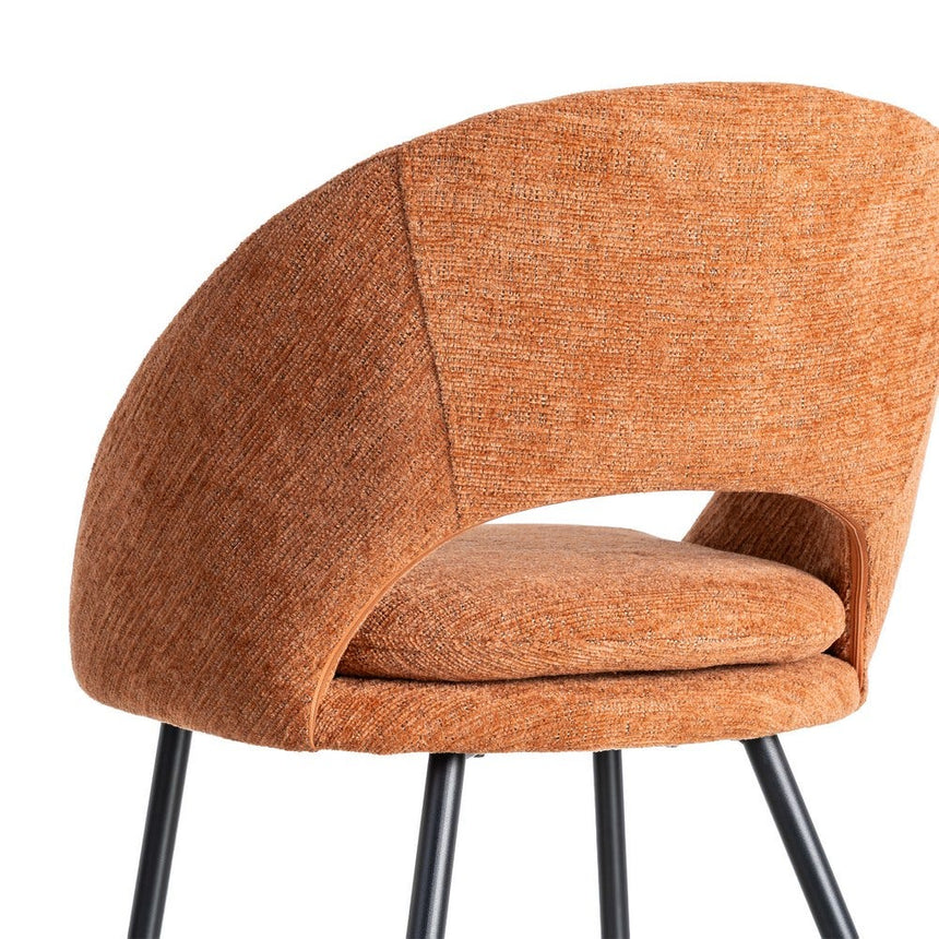 Silla IXIA 615396 tapizada calabaza con patas de hierro negro, detalle del respaldo