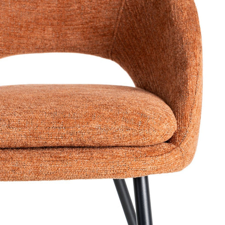 Silla IXIA 615396 tapizada calabaza con patas de hierro negro, detalle del asiento y respaldo