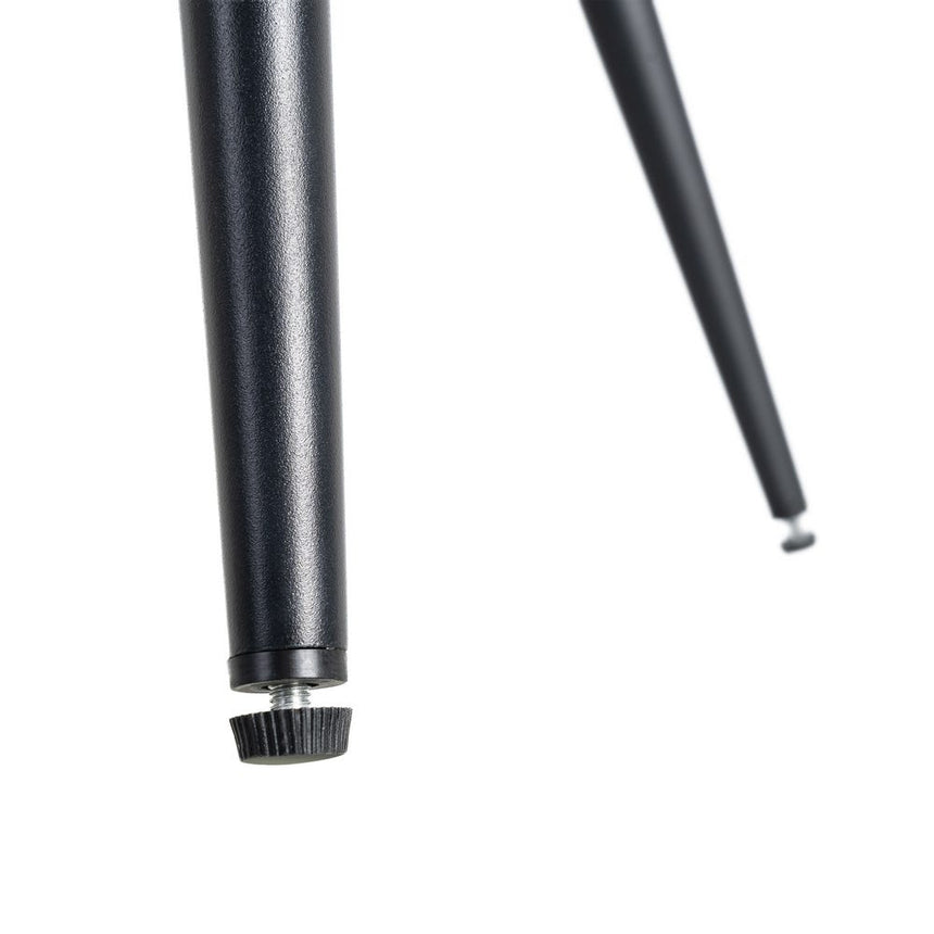 Silla IXIA 615396 tapizada calabaza con patas de hierro negro, detalle de la pata