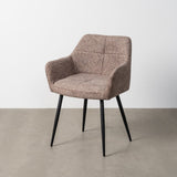 Silla IXIA 615416 tapizada jaspeado taupe con brazos y patas negras, vista completa ambientada con pared y suelo