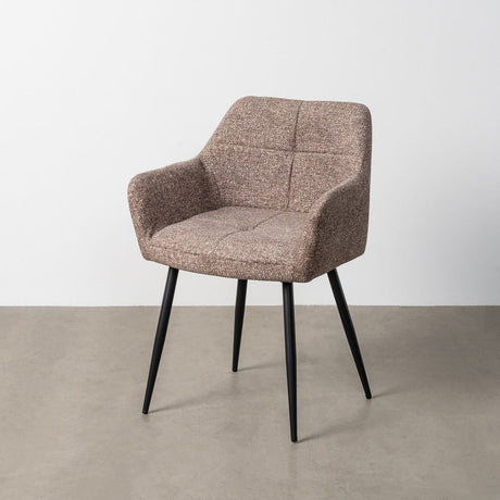 Silla IXIA 615416 tapizada jaspeado taupe con brazos y patas negras, vista completa ambientada con pared y suelo