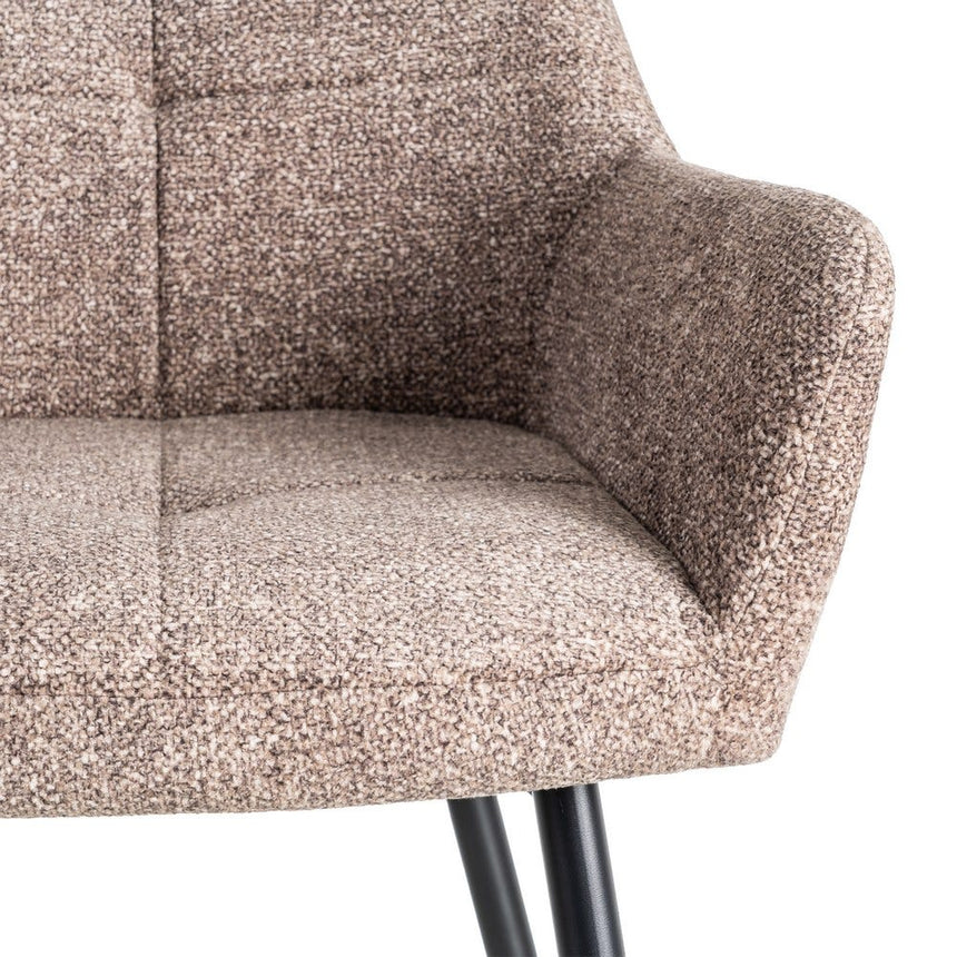 Silla IXIA 615416 tapizada jaspeado taupe con brazos y patas negras, detalle del reposabrazos y asiento