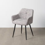 Silla IXIA 615419 tapizada jaspeado gris y blanco con brazos y patas negras, vista completa ambientada con pared y suelo