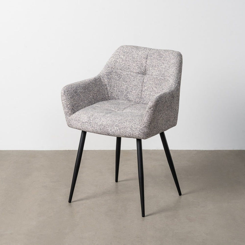 Silla IXIA 615419 tapizada jaspeado gris y blanco con brazos y patas negras, vista completa ambientada con pared y suelo