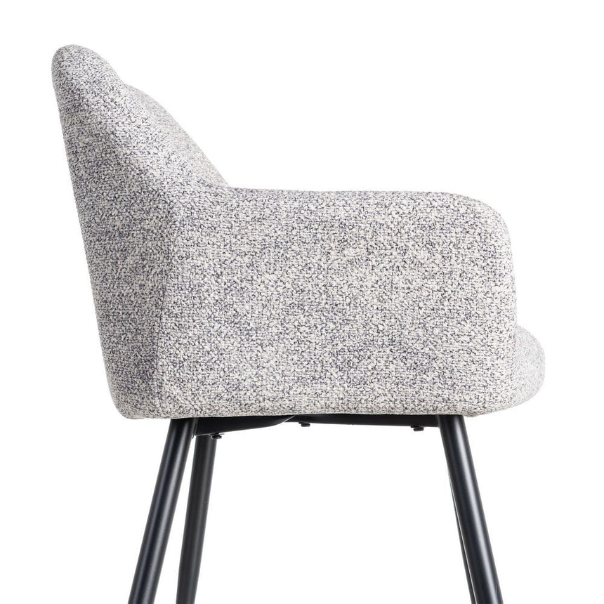 Silla IXIA 615419 tapizada jaspeado gris y blanco con brazos y patas negras, detalle lateral del reposabrazos