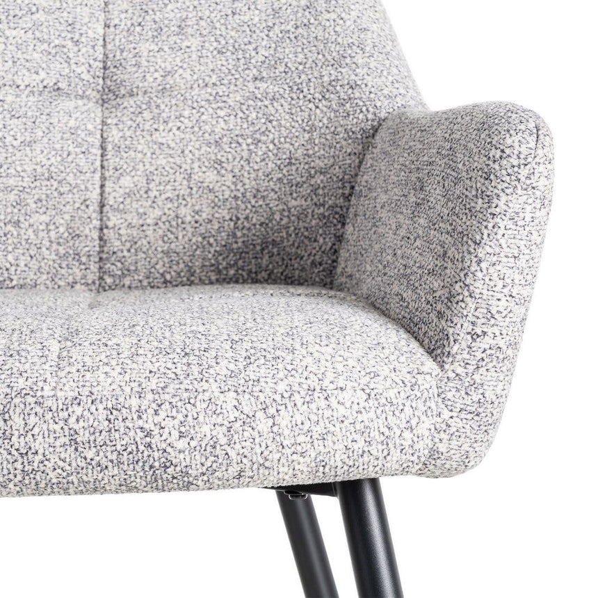 Silla IXIA 615419 tapizada jaspeado gris y blanco con brazos y patas negras, detalle del reposabrazos y asiento