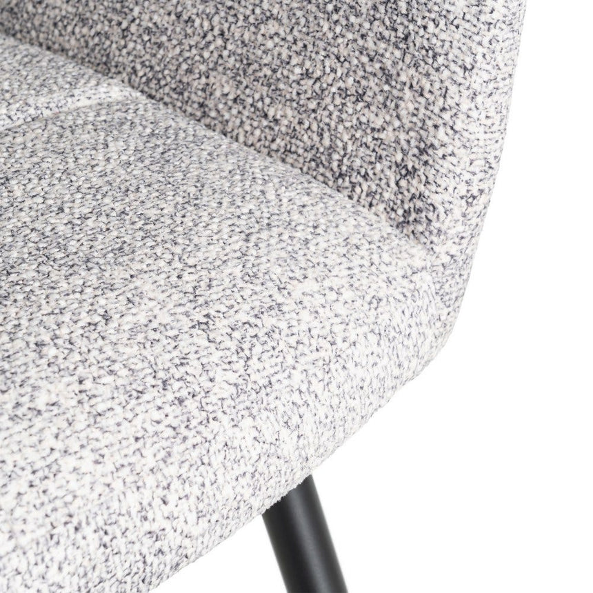 Silla IXIA 615419 tapizada jaspeado gris y blanco con brazos y patas negras, detalle del asiento