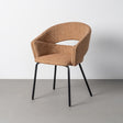 Silla con brazos IXIA 616395 tapizada moka con patas oscuras, ambiente centrado