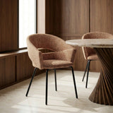 Silla con brazos IXIA 616395 tapizada moka con patas oscuras, ambiente junto a mesa