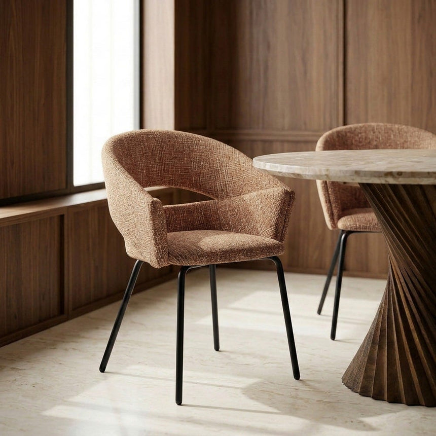Silla con brazos IXIA 616395 tapizada moka con patas oscuras, ambiente junto a mesa