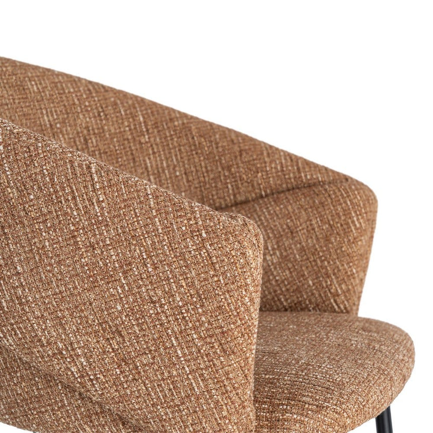 Silla con brazos IXIA 616395 tapizada moka con patas oscuras, detalle del brazo y asiento