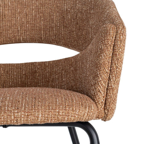 Silla con brazos IXIA 616395 tapizada moka con patas oscuras, detalle frontal del respaldo