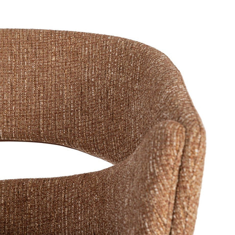 Silla con brazos IXIA 616395 tapizada moka con patas oscuras, detalle del tejido del respaldo