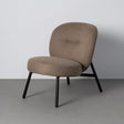 Sillón IXIA 617071 tapizado caqui con estructura metálica negra, vista completa con pared y suelo