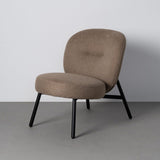 Sillón IXIA 617071 tapizado caqui con estructura metálica negra, vista completa con pared y suelo