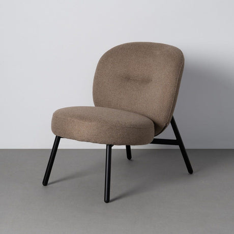 Sillón IXIA 617071 tapizado caqui con estructura metálica negra, vista completa con pared y suelo