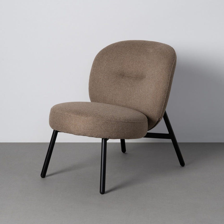 Sillón IXIA 617071 tapizado caqui con estructura metálica negra, vista completa con pared y suelo