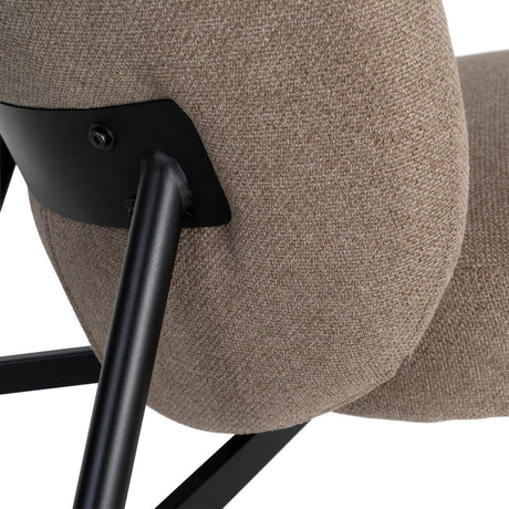 Sillón IXIA 617071 tapizado caqui con estructura metálica negra, detalle de la unión metálica del respaldo