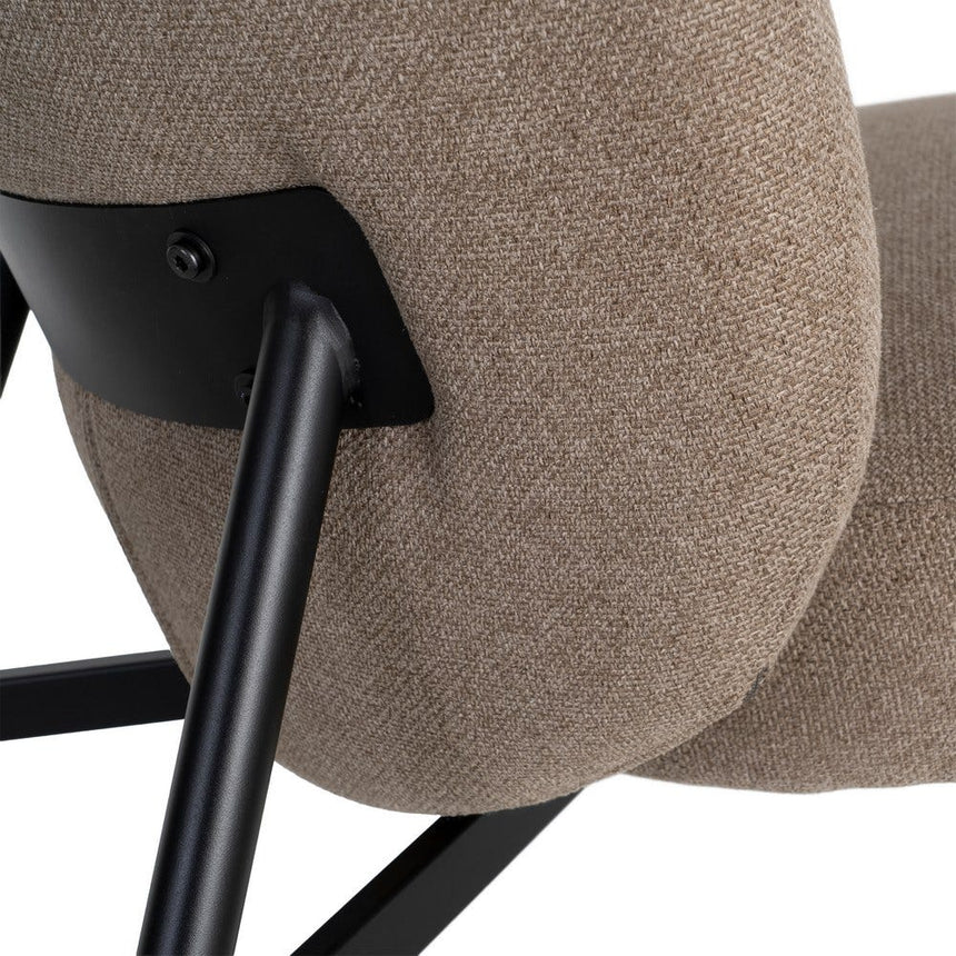 Sillón IXIA 617071 tapizado caqui con estructura metálica negra, detalle de la unión metálica del respaldo