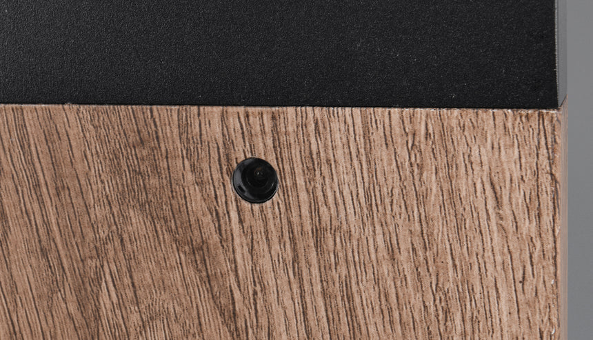 Detalle del sensor de luz y del acabado imitación madera de la baliza Trio Ardila 411660135