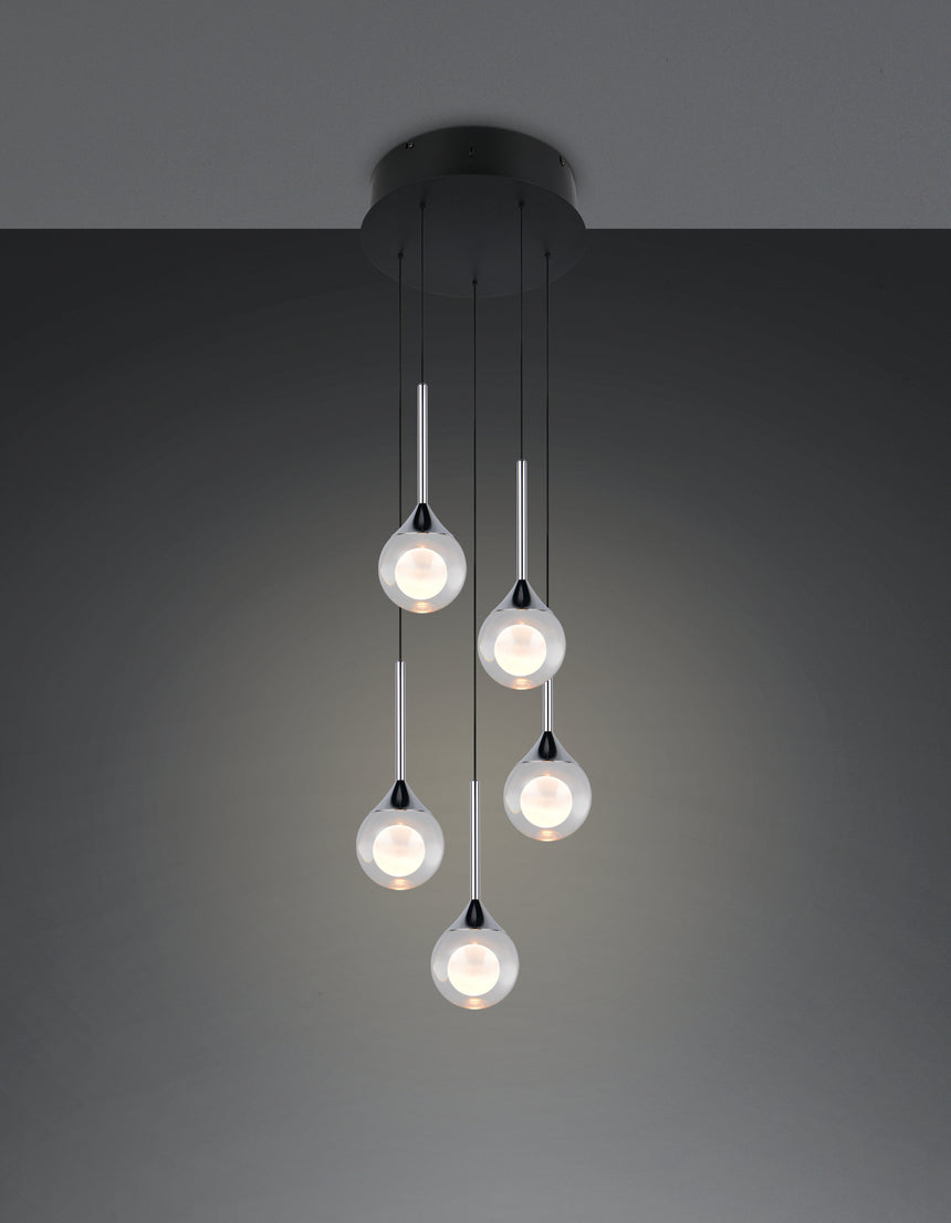 Trio Calista 394930532, cinco colgantes de cristal con acabado cromo y base circular negra mate