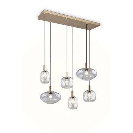 Lámpara colgante Emelie de seis luces, estructura dorada y pantallas de vidrio transparente, vista completa sobre fondo blanco