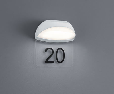 Aplique de exterior Trio Muga 228360101 blanco, iluminado sobre pared con placa transparente para numeración