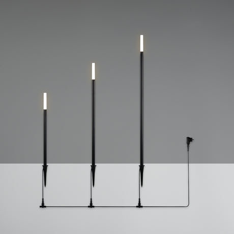 Conjunto de tres piquetas LED Stick en negro mate, con alturas escalonadas y cable con enchufe