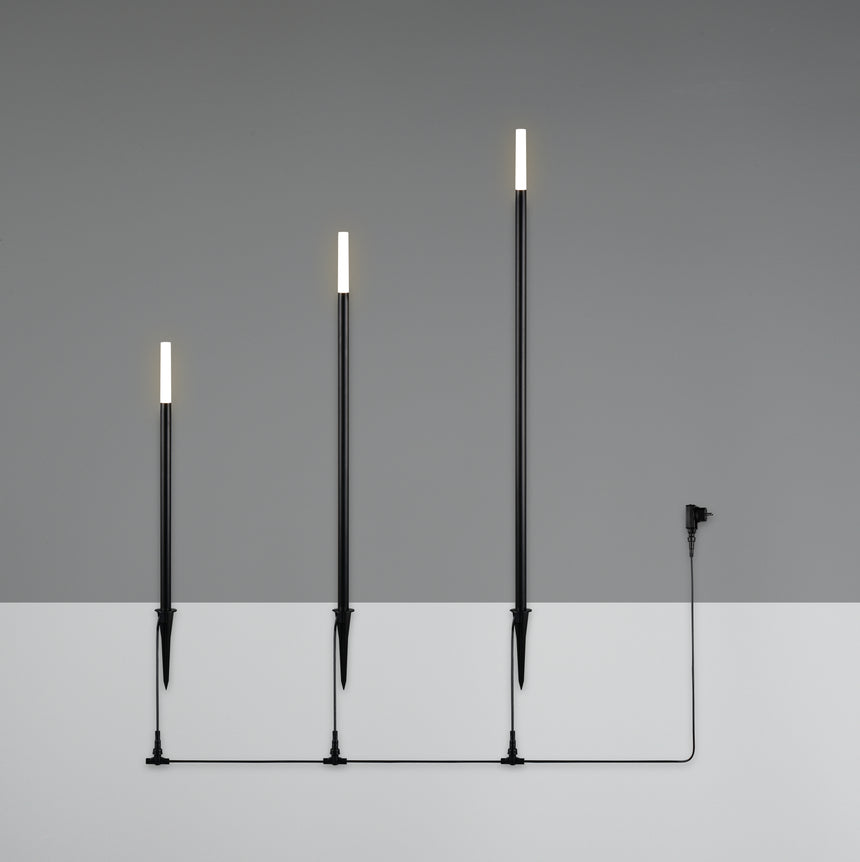 Conjunto de tres piquetas LED Stick en negro mate, con alturas escalonadas y cable con enchufe
