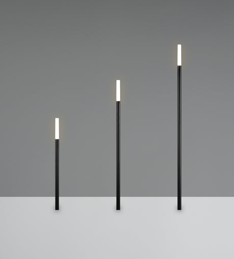 Trio Stick R45853632, las tres piquetas negras encendidas
