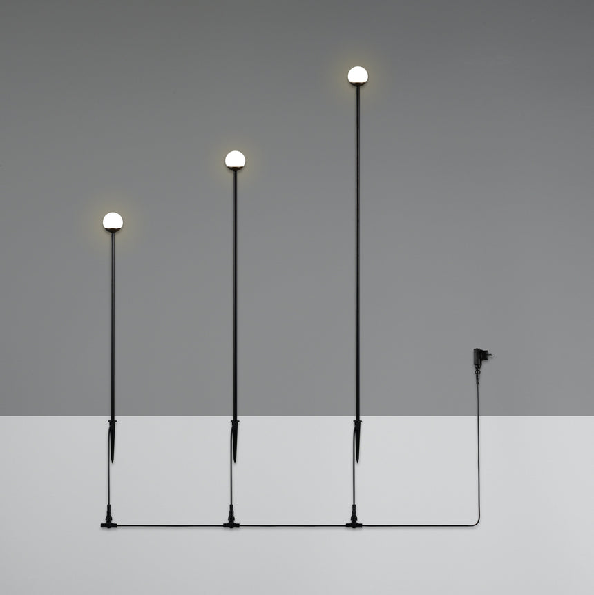 Conjunto de tres piquetas LED Trio Scoop R45863632 en negro mate, con alturas escalonadas y cable con enchufe